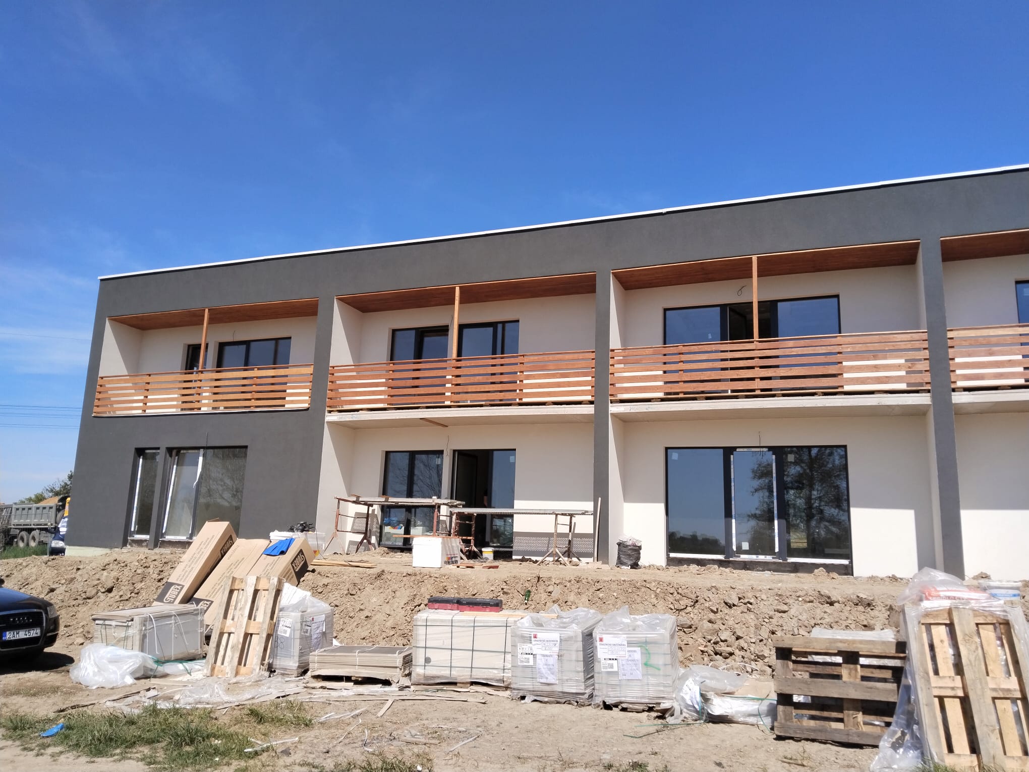 Fasáda budovy s balkóny