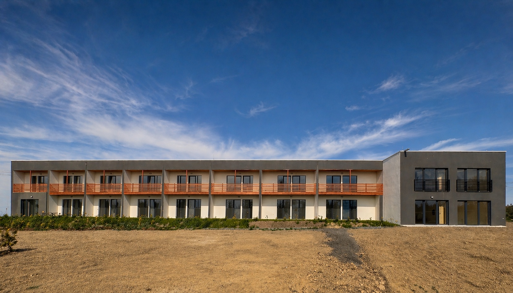 Pohled na fasádu budovy z jiné strany